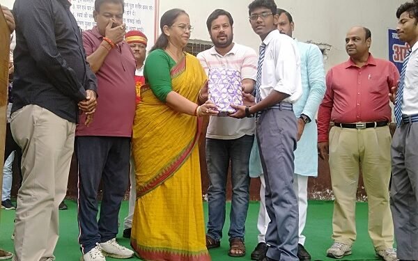 लखनऊ महापौर ने अमीनाबाद इंटर कॉलेज के मेधावी छात्र छात्राओं को पुरस्कार वितरित कर किया सम्मानित