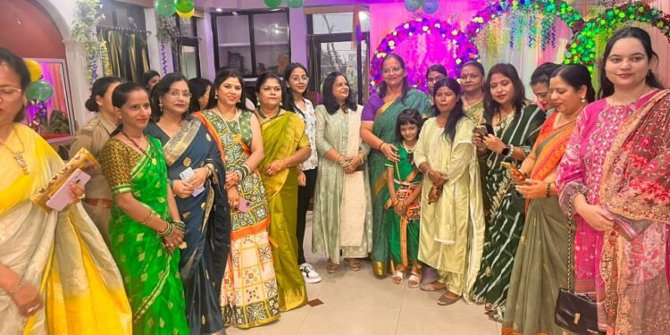 लखनऊ महापौर सुषमा खर्कवाल की उपस्थिति में तीज महोत्सव कार्यक्रम पर पर्यावरण संरक्षण की ली गयी शपथ