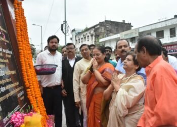 लखनऊ: स्व. कल्याण सिंह की पुण्यतिथि पर महापौर ने अर्पित की भावपूर्ण श्रधांजलि