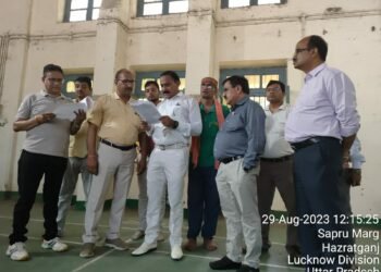 lucknow: रोडवेज कर्मचारियों ने अपनी मांगों को लेकर क्षेत्रीय प्रबंधक कार्यालय पर किया धरना प्रदर्शन 