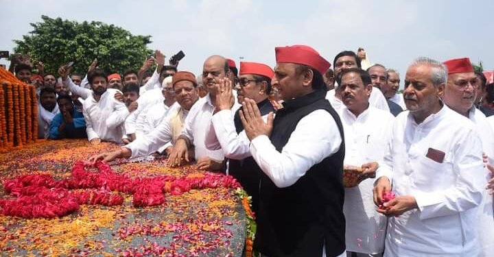 अखिलेश यादव