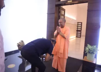 लखनऊ: सुपरस्टार रजनीकांत ने शनिवार को सीएम योगी से की मुलाकात, पैर छू कर लिया आशीर्वाद, रविवार को पूर्व सीएम अखिलेश यादव से भी की मुलाकात