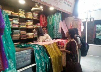 हथकरघा उद्यम को पूर्वोत्तर रेलवे ने दिया बढ़ावा, बिक्री में हुआ तीन गुना इजाफा