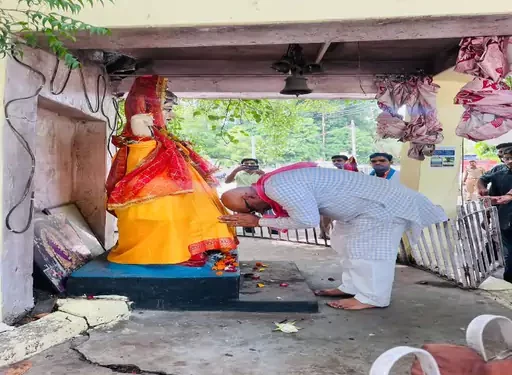 lucknow: कांग्रेस प्रदेश अध्यक्ष अजय राय पहुंचे लखनऊ विश्वविद्यालय,सरस्वती प्रतिमा पर किया माल्यार्पण