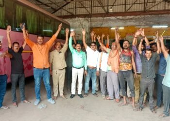 lucknw: उत्तर प्रदेश रोडवेज कर्मचारी संघ ने अपनी मांगों को लेकर अमौसी रोडवेज वर्कशाप में किया धरना प्रदर्शन 