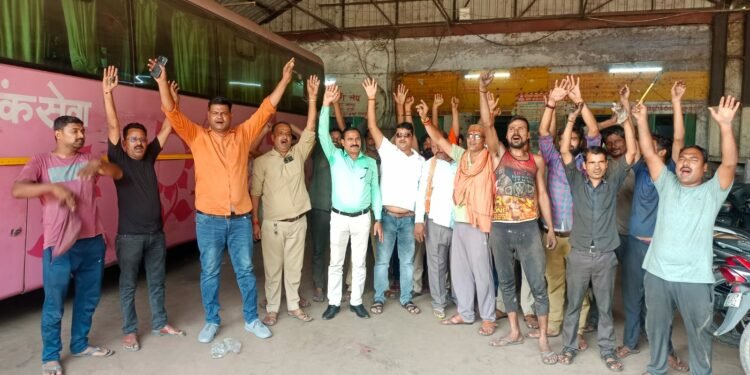 lucknw: उत्तर प्रदेश रोडवेज कर्मचारी संघ ने अपनी मांगों को लेकर अमौसी रोडवेज वर्कशाप में किया धरना प्रदर्शन 