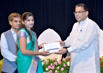 दिव्यांगजन मंत्री नरेन्द्र कश्यप ने छात्र-छात्राओं को वितरित किये स्मार्टफोन 