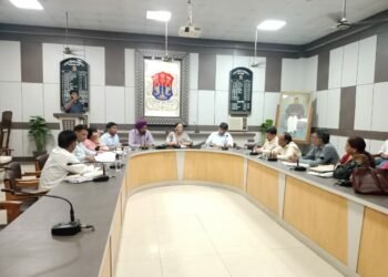 लखनऊ महापौर ने शिक्षा में सुधार एवं विद्यालयों को उच्चीकृत करने को लेकर मिशन स्कूल अभियान के अंतर्गत की समीक्षा बैठक