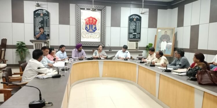 लखनऊ महापौर ने शिक्षा में सुधार एवं विद्यालयों को उच्चीकृत करने को लेकर मिशन स्कूल अभियान के अंतर्गत की समीक्षा बैठक