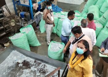 प्लास्टिक मुक्त लखनऊ के दृष्टिगत महापौर ने किया सूरत स्थित प्लास्टिक वेस्ट कलेशन एवं प्रॉसेसिंग प्लांट का भ्रमण