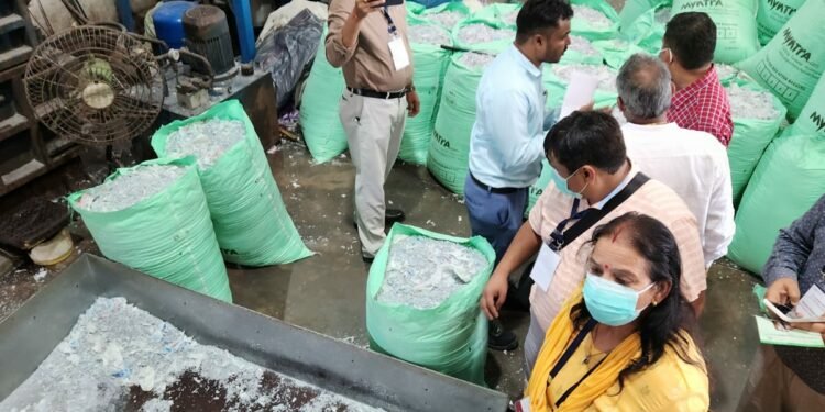 प्लास्टिक मुक्त लखनऊ के दृष्टिगत महापौर ने किया सूरत स्थित प्लास्टिक वेस्ट कलेशन एवं प्रॉसेसिंग प्लांट का भ्रमण