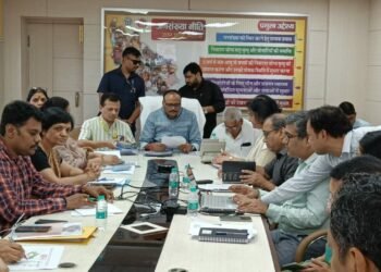 उपमुख्यमंत्री ब्रजेश पाठक ने प्रदेश के सभी सीडीओ व सीएमओ के साथ की वर्चुअली समीक्षा बैठक, दिये विस्तृत दिशा-निर्देश