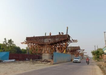 lucknow: कानपुर एलिवेटेड रोड निर्माण कार्य में बरती जा रही लापरवाही से हो सकता है हादसा