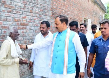 उत्तर प्रदेश उप मुख्यमंत्री केशव प्रसाद मौर्य ने आजमगढ़ के ग्राम पंचायत डिलिया में आयोजित ग्राम चौपाल का किया औचक निरीक्षण