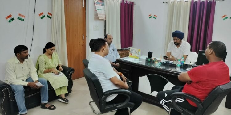 lucknow: नगर में सफाई, स्वच्छता व्यवस्था व विकास कार्यों को गति प्रदान करने एवं जन समस्याओं के त्वरित निस्तारण को नगर आयुक्त ने किया निरीक्षण