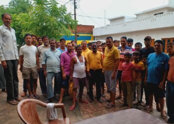 लखनऊ सरोजनीनगर ब्लॉक की रहीमनगर गाँव में फैली भीषण गंदगी से परेशान ग्रामीणों ने इकट्ठा होकर जताई नाराजगी 