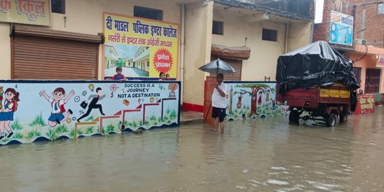 lucknow: बारिश ने लखनऊ नगर निगम की खोली पोल, गली मोहल्लों में हुआ भयंकर जल भराव 