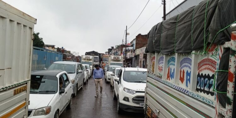 lucknow: कानपुर रोड जल भराव से डूबी, करीब 17 घंटे तक रहे जाम के हालात