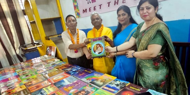 lucknow:गायत्री ज्ञान मंदिर का ज्ञान यज्ञ अभियान के अन्तर्गत में 395वाँ युगऋषि ऋषि वाङ्मय की स्थापना