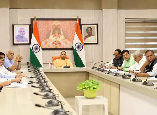 lucknow: मुख्यमंत्री योगी आदित्यनाथ ने संचारी रोगों को लेकर स्वास्थ्य विभाग के अधिकारियों के साथ की समीक्षा बैठक