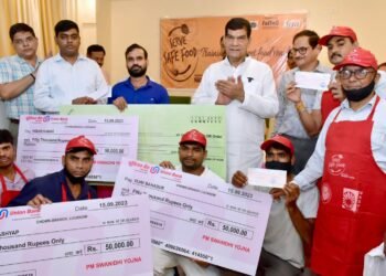 lucknow: प्रदेश में 15.18 लाख वेन्डर्स को ऋण वितरित कर देश में प्रथम स्थान: एके शर्मा