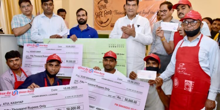 lucknow: प्रदेश में 15.18 लाख वेन्डर्स को ऋण वितरित कर देश में प्रथम स्थान: एके शर्मा