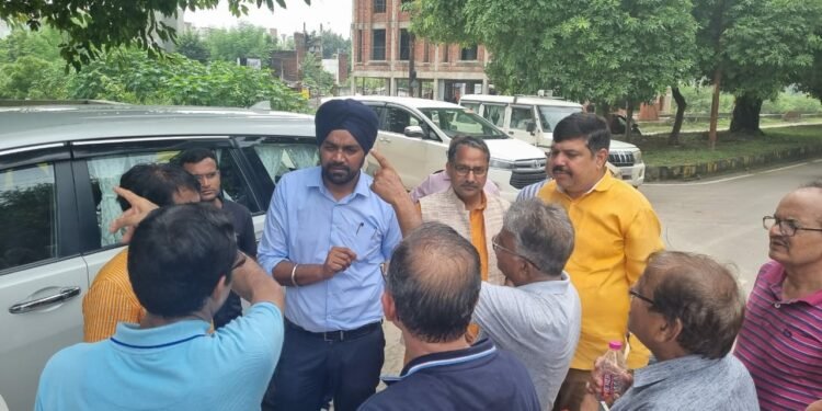 lucknow: बरसात के बाद संक्रामक बीमारियों से बचाव को लेकर नगर आयुक्त ने जोनवार किया शहर का निरीक्षण, दिए दिशा निर्देश