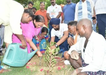 lucknow: गौ पूजन कर महापौर ने मनाई श्रीकृष्ण जन्माष्टमी, रोपित किया बेलपत्र का पौधा