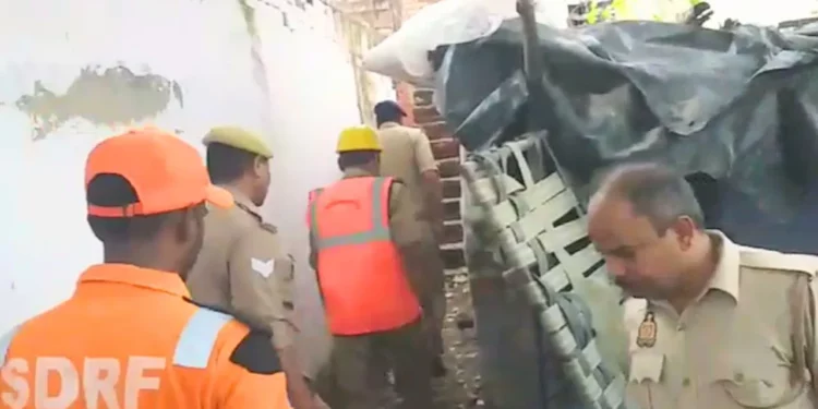 lucknow: हादसे में 5 की मौत के बाद जागी रेलवे, जर्जर मकानों को खाली कराने का शुरू किया अभियान