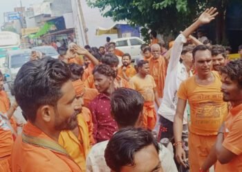 lucknow: बम-बम  जयकारों के साथ  200 कांवरियों का जत्था बाबा बैजनाथ धाम के लिए रवाना