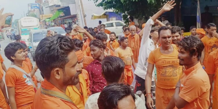 lucknow: बम-बम  जयकारों के साथ  200 कांवरियों का जत्था बाबा बैजनाथ धाम के लिए रवाना