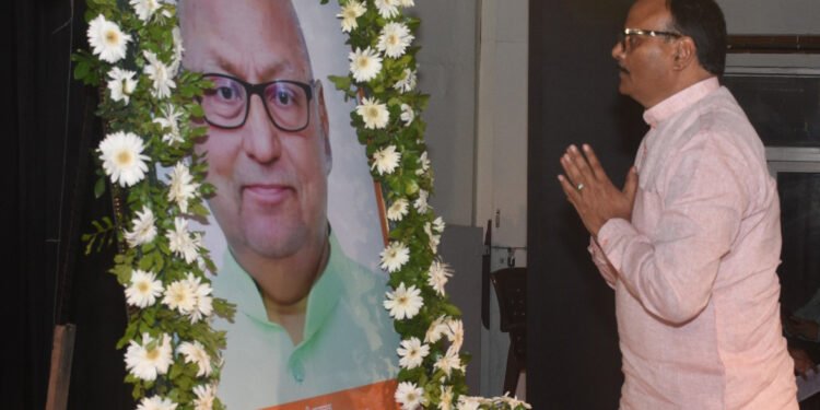 lucknow: राष्ट्रीय स्वयंसेवक संघ ने प्रचारक स्व वीरेश्वर द्विवेदी को दी श्रद्धांजलि