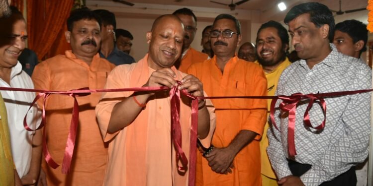Annakshetra Inauguration: सीएम योगी ने हनुमान प्रसाद पोद्दार अंध विद्यालय में अन्न क्षेत्र का किया उद्घाटन, दुर्गा मंदिर में दर्शन पूजन कर लिया आशीर्वाद