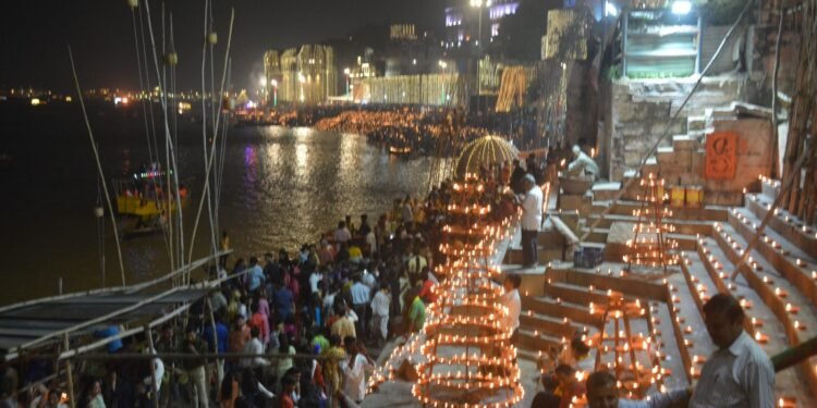 Dev Deepawali: तेल, दीया व बाती, करोड़ों खर्च हो जाएंगे साथी, रोशनी के महाकुंभ की छटा निहारने को पहुंचेंगे लाखों देशी-विदेशी पर्यटक