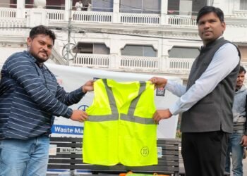 lucknow:यूनाइटेड वे मुंबई एनजीओ ने नगर निगम को पृथकिकरण कचरे से बनी बेंच व जैकेट की भेट