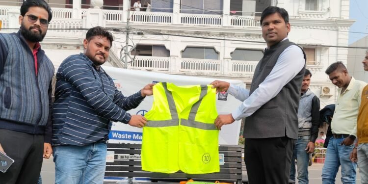 lucknow:यूनाइटेड वे मुंबई एनजीओ ने नगर निगम को पृथकिकरण कचरे से बनी बेंच व जैकेट की भेट