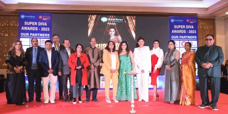 सुपर दिवा अवार्ड में सम्मानित हुई सामाजिक महिलाएं, एक्ट्रेस तनाज ईरानी ने कहा – ‘महिलाओं के सम्मान से कार्य करने की क्षमता बढ़ती है’