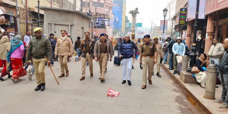 Varanasi Security: चप्पे-चप्पे पर पुलिस बल, पुलिस कमिश्नर ने गोदौलिया से दशाश्वमेध तक किया पैदल गश्त