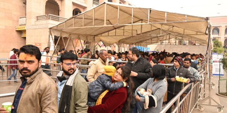 New Year 2024: साल के पहले दिन देवालयों में दर्शन के लिए उमड़ी भक्तों की भीड़, नव वर्ष मंगलमय की कामना