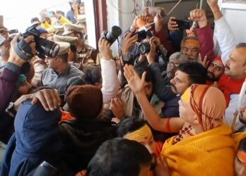 मूल काशी विश्वनाथ की परिक्रमा करने जा रहे थे स्वामी अविमुक्तेश्वरानंद, पुलिस ने रोका