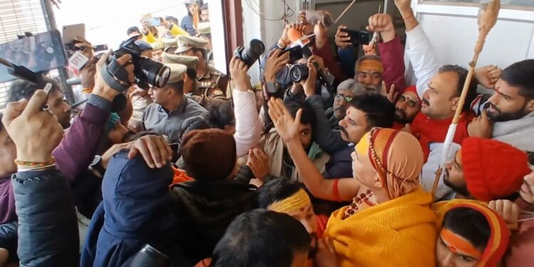 मूल काशी विश्वनाथ की परिक्रमा करने जा रहे थे स्वामी अविमुक्तेश्वरानंद, पुलिस ने रोका