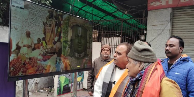 पूर्व मेयर रामगोपाल मोहले व गायक छन्नू लाल मिश्र ने देखा प्राण प्रतिष्ठा के सजीव प्रसारण