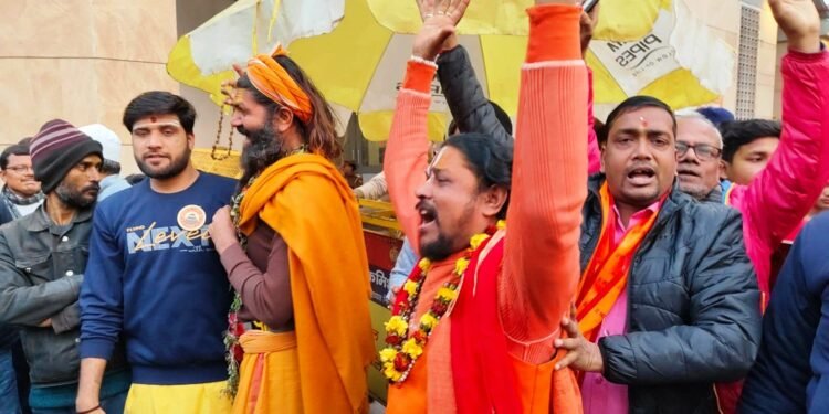 Gyanvapi Darshan: ज्ञानवापी के तहखाने के दर्शन के लिए लग रही भक्तों की लाइन, हर हर महादेव से गूंजा परिसर