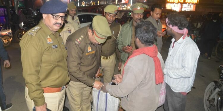 ज्ञानवापी मामले में अलर्ट मोड पर कमिश्नरेट पुलिस, देर शाम सड़कों पर निकले पुलिस के अधिकारी