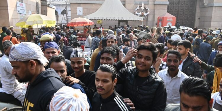 Gyanvapi Namaj: शांतिपूर्वक संपन्न हुई जुमे की नमाज, पुलिस ने संभाला सुरक्षा का मोर्चा