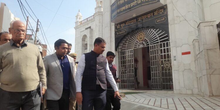 जिलाधिकारी ने रविदास मंदिर का किया निरीक्षण, अधिकारियों को दिए निर्देश