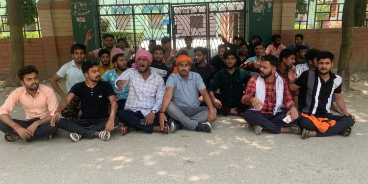 MGKVP Student Protest: काशी विद्यापीठ परिसर में छात्रों का धरना, मेस संचालक लाखों लेकर फरार