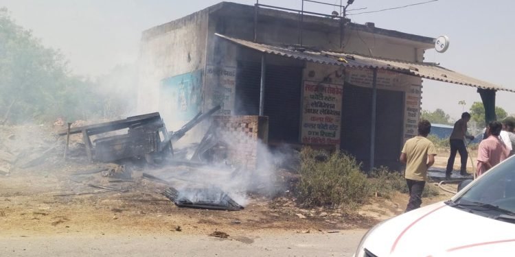 Varanasi: एक ओर विशाल पेड़ गिरने से आफत, दूसरी ओर सिलिंडर में ब्लास्ट, दो घटनाओं से दहला चोलापुर