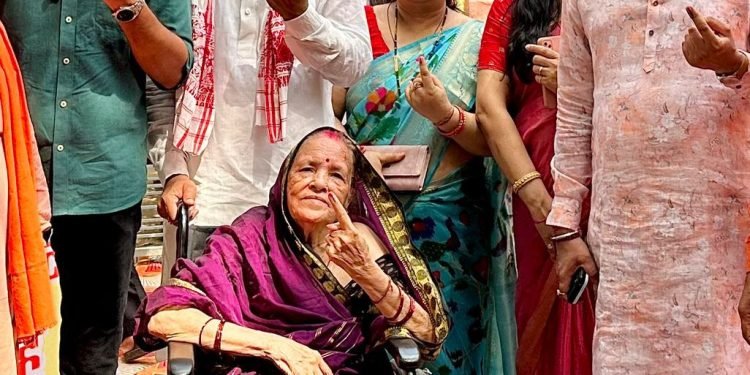 शहर के प्रथम नागरिक ने किया मतदान, मेयर अशोक तिवारी ने लोकतंत्र के महापर्व में निभाई अपनी भूमिका