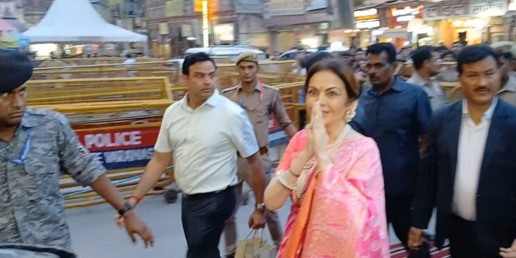 नीता अंबानी ने श्री काशी विश्वनाथ का किया दर्शन पूजन, बेटे अनंत अंबानी व बहू राधिका के लिए मांगा आशीर्वाद